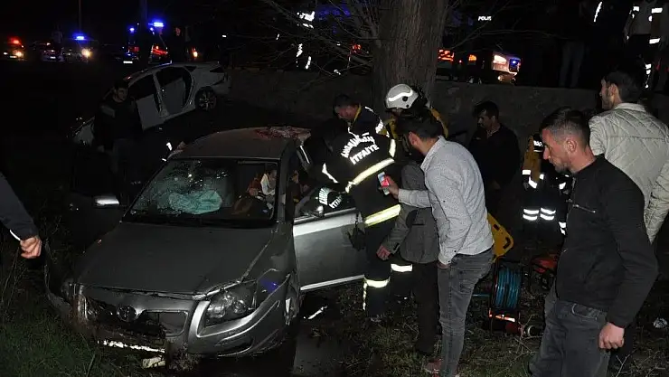 'Çarpışan otomobiller kanala uçtu: 7 yaralı'