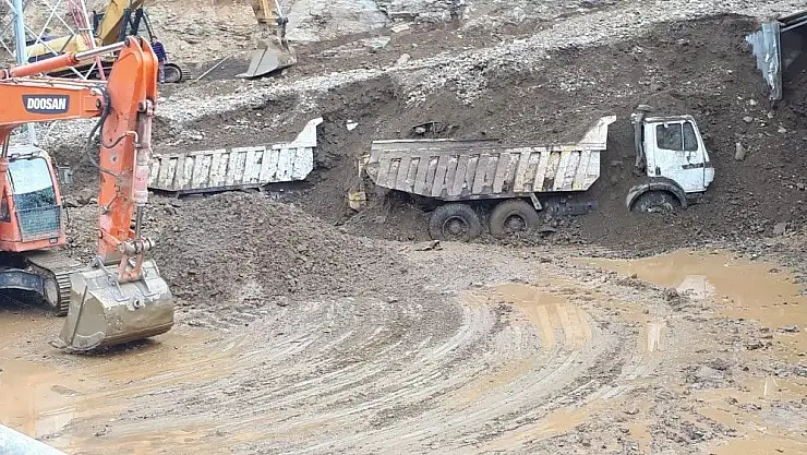 'Heyelanın yuttuğu iş makineleri toprak altından çıkarılıyor'