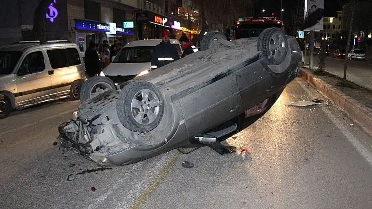 'Refüje çarpan otomobil ters döndü: 2 yaralı'