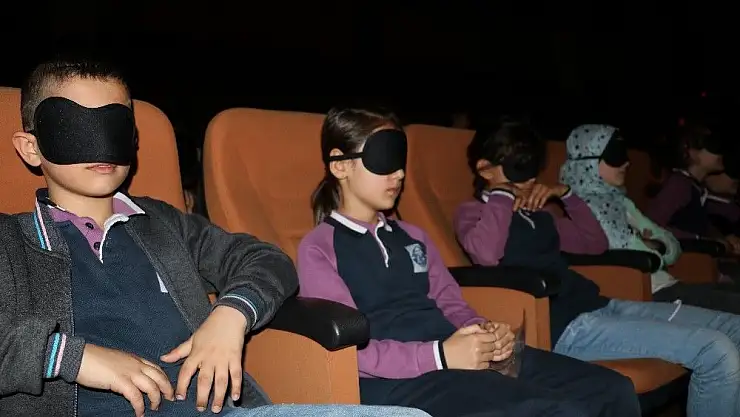 'Uyku bantları takıp tiyatro dinlediler'