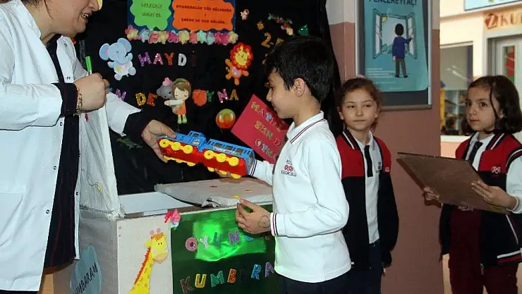 'Oyuncaksız  çocuklar için ''Oyuncak Kumbarası'''