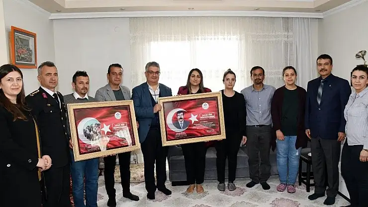 'Vali Pekmez ve beraberindekiler şehit ailelerini ziyaret etti'