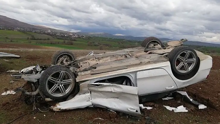 'Bariyerlere çarpan otomobil takla attı: 2 yaralı'