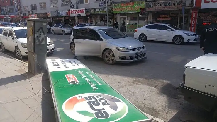 'Şiddetli rüzgar reklam tabelasını düşürdü'