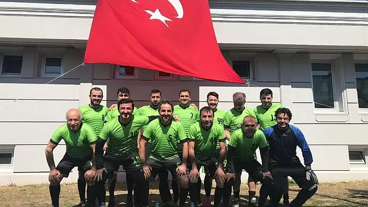 '72 yaşında futbolcu performansıyla alkış alıyor'