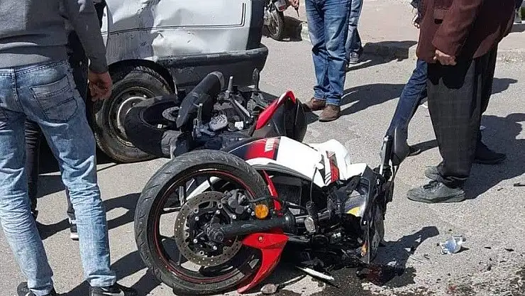 'Otomobil ile motosiklet çarpıştı: 1 Yaralı'