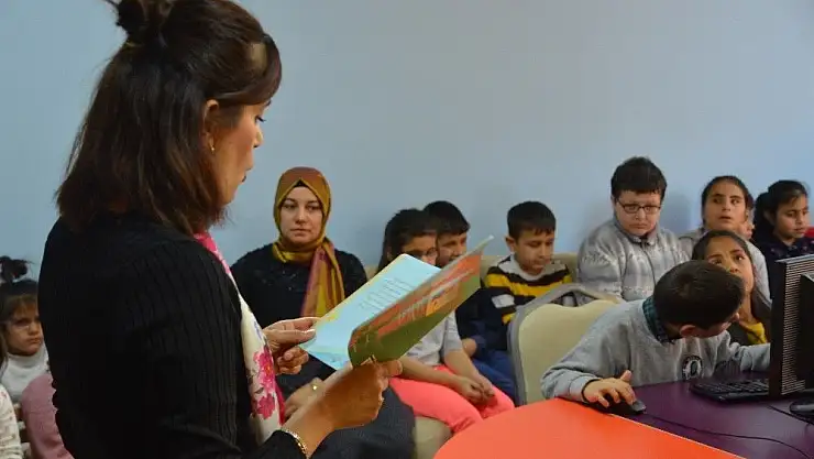 'Görme engelliler için kitap okudular'