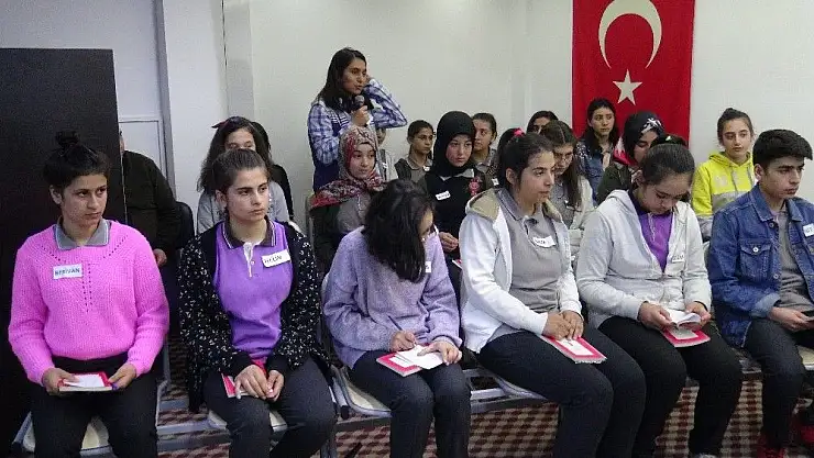 'Caddeyi yola kapatıp kitap okudular'