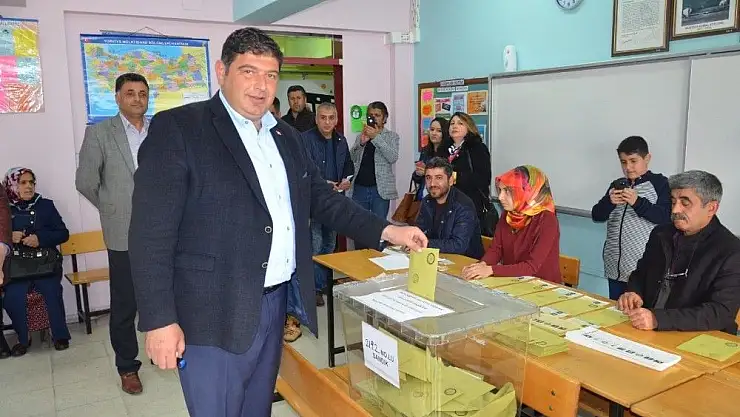 'İYİ Partili Parlak oyunu eşiyle birlikte kullandı'