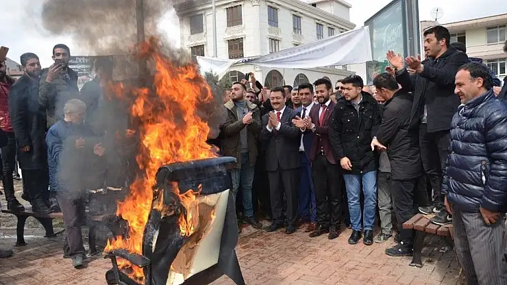 'Başkan seçildi, ilk işi makam koltuğunu yakmak oldu'