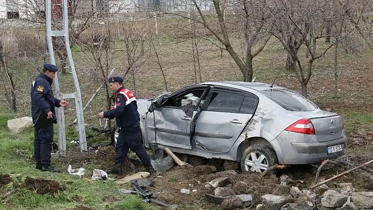'Elazığ´da otomobil bahçeye uçtu: 3 yaralı'