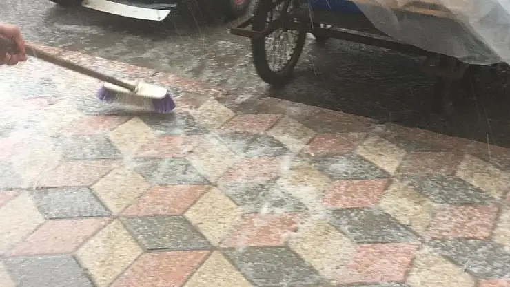 'Elazığ´da, kısa süreli dolu etkili oldu'