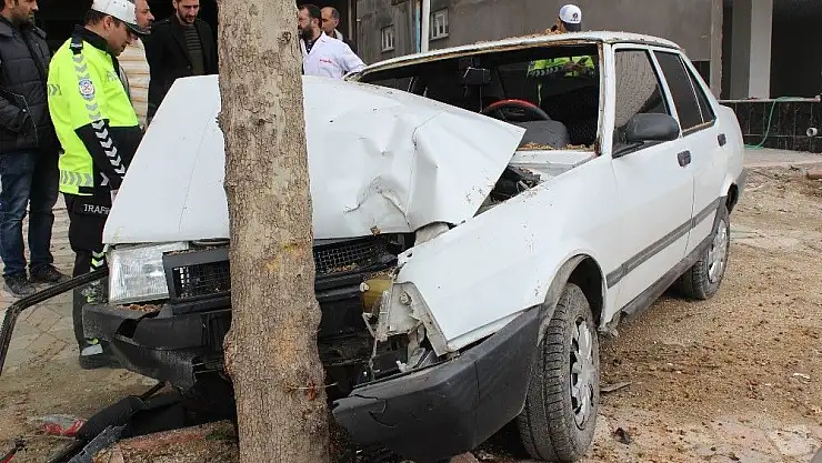 'Elazığ´da otomobil ağaca çarptı: 4 yaralı'