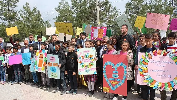 'Samsatlı öğrenciler otizme dikkat çekmek için yürüdü'