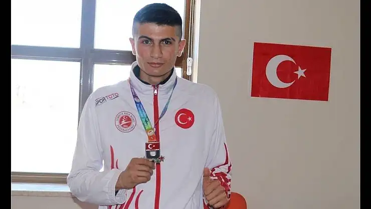 'İnönü Üniversitesi kick boksta Türkiye ikincisi oldu'