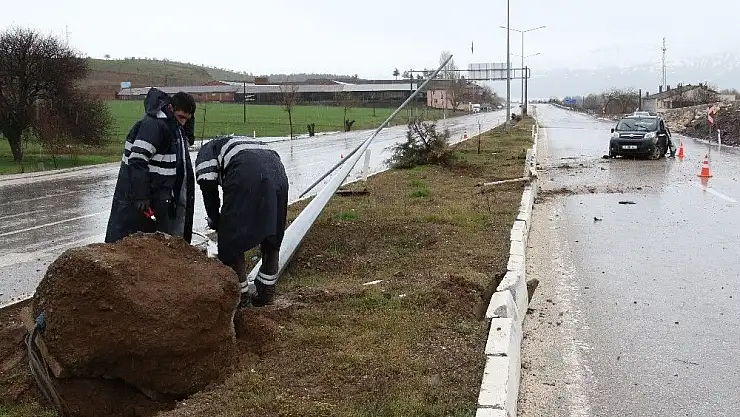 'Refüje çıkan araç direği yerinden söktü: 3 yaralı'