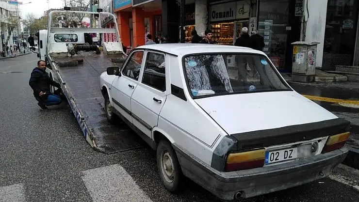 'Yaya geçidine park edilen araçlar polisten kaçamıyor'