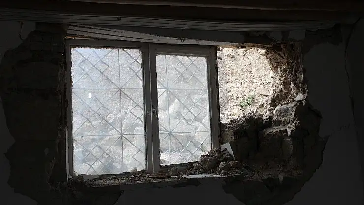 'Evine önce istinat duvarı, sonra deprem zarar verdi'