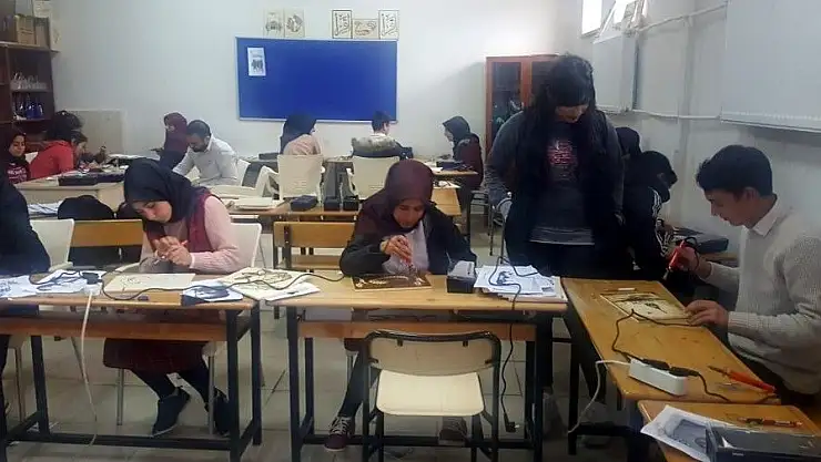 'Gerger Anadolu İmam Hatip Lisesinde ahşap yakma sanatı'