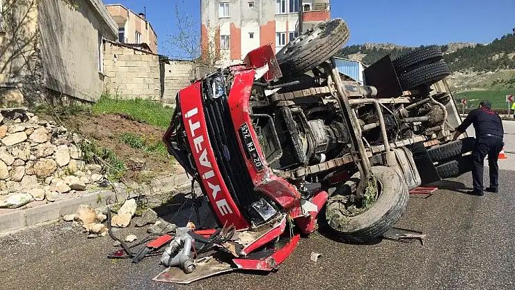 'İtfaiye aracı devrildi: 2 itfaiye eri yaralı'