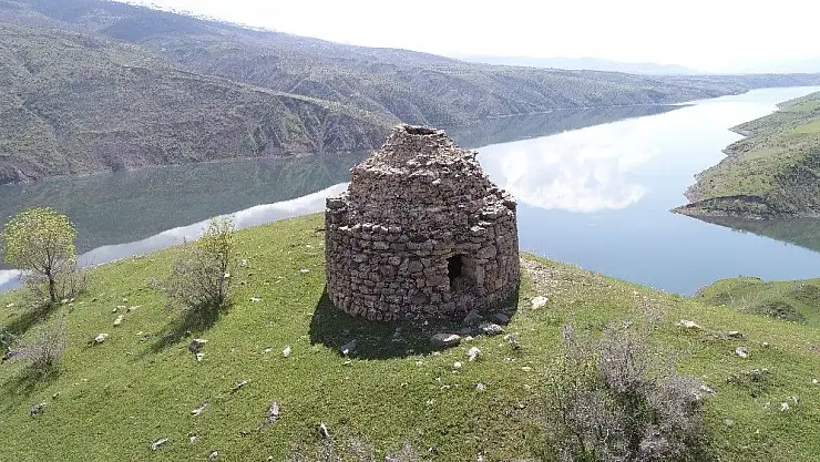 'Manzarası ile dikkat çeken bin yıllık kümbet'