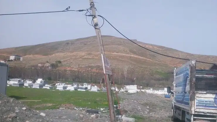 'Fırtına çatıları uçurdu, direkleri devirdi'