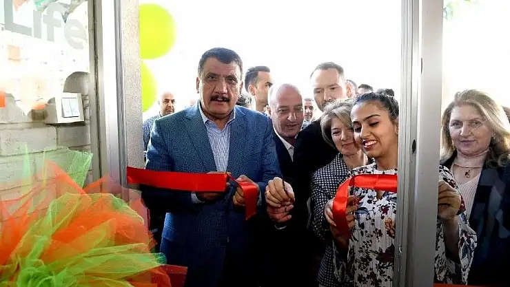 'Gürkan cafe açılışına katıldı'