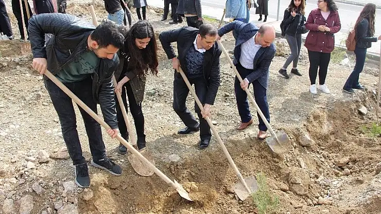 'Öğrenciler fidan dikti'