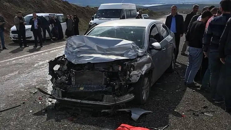 'Otomobil Tıra çarptı: 3 yaralı'