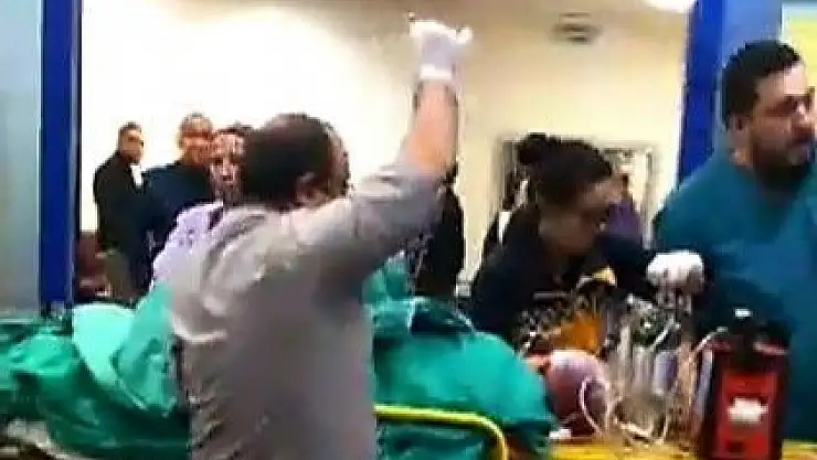 'Hafif ticari araç otobüs durağına daldı'