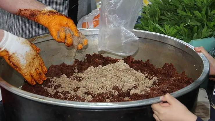 'Adıyaman´da çiğ köfte bu defa bademle yoğruldu'
