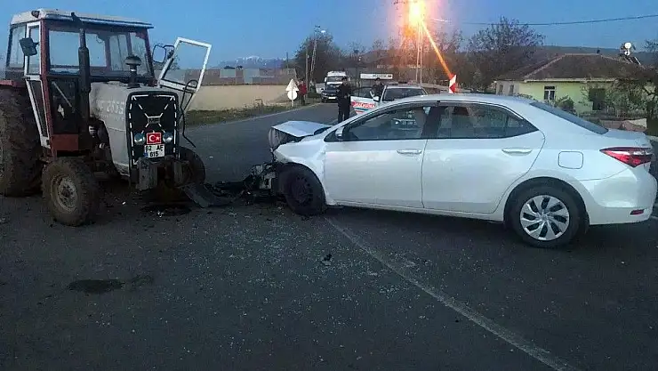 'Traktör ile otomobil çarpıştı: 5 yaralı'