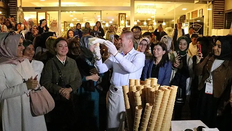 'Üniversite öğrencilerine dondurma şov'
