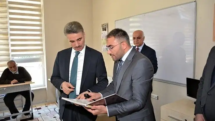 'Vali Baruş, Kuran Kursu´nu ziyaret etti.'