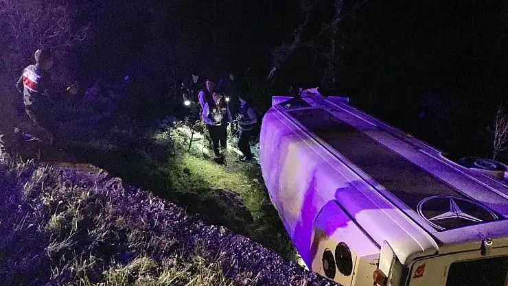 'Turistleri taşıyan minibüs Nemrut Dağı´nda kaza yaptı: 12 yaralı'