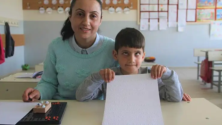 'Eli öpülesi öğretmen, görme engelli öğrencisi için özel ders aldı'