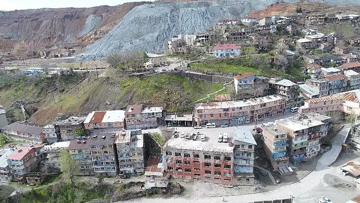 'Maden´de heyelan riski nedeniyle 15 ev ve iş yeri tahliye edildi'
