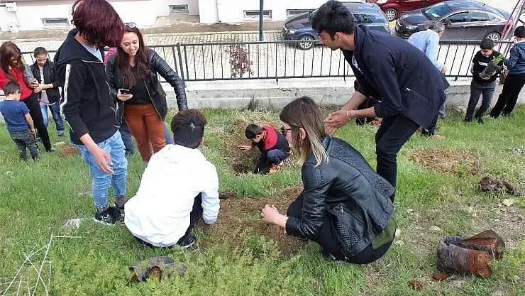 'Çocuklar fidan dikerek ''Çocuk bahçesi'' oluşturdu'