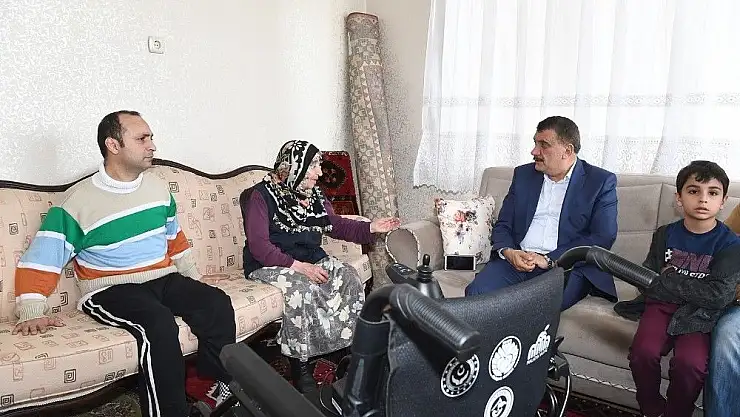 'Akülü arabası çalınan emekli polis memuruna Gürkan´dan yardım eli'