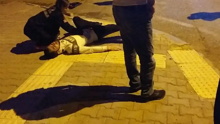 'Alkollü sürücü ağaca çarptı: 3 yaralı'
