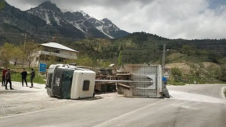'Mıcır yüklü kamyon yan yattı'