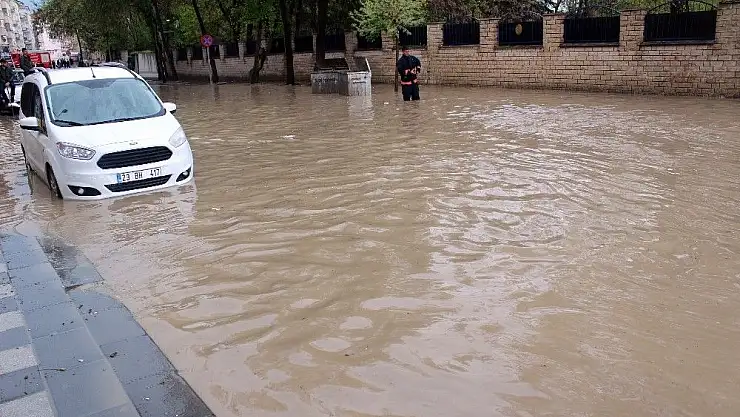 'Sağanak yarım saatte caddeleri  göle döndürdü'