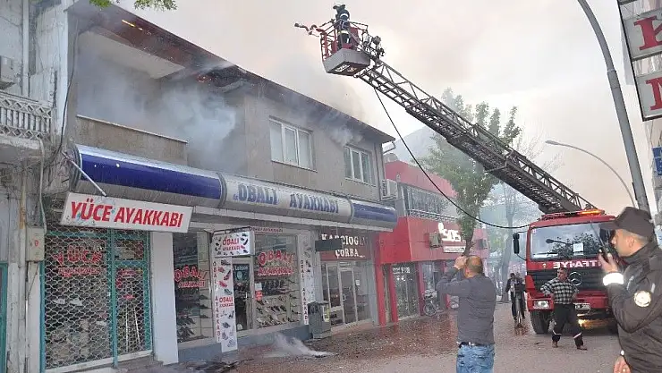 'Ayakkabı deposunda yangın paniği'