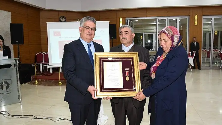 'Şehit aileleri ve gazilere devlet övünç madalyası'