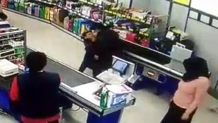 'Çocuğa, ''Kadın mısın erkek misin'' dayağı atan kadın yerel sanatçı çıktı'