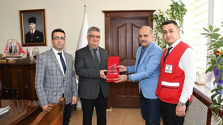 'Kızılay´dan Vali Pekmez´e teşekkür plaketi'