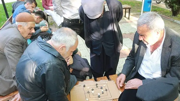 '70´lik dedelerin dokuz taş oynama heyecanı'