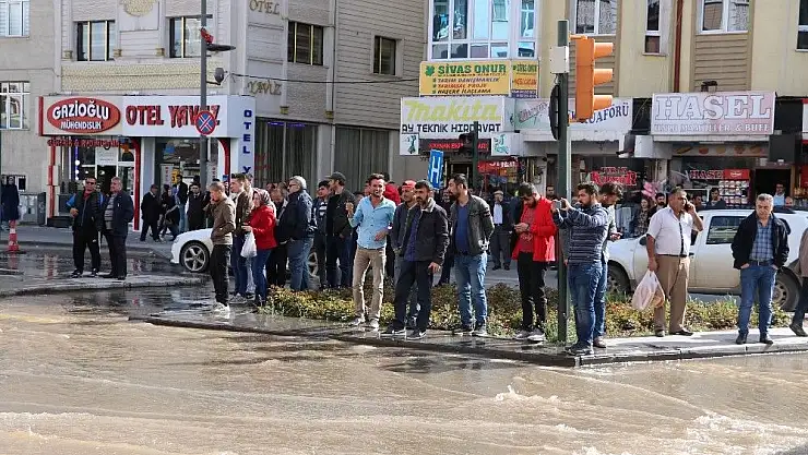 'Patlayan su borusu caddeyi göle geçirdi'