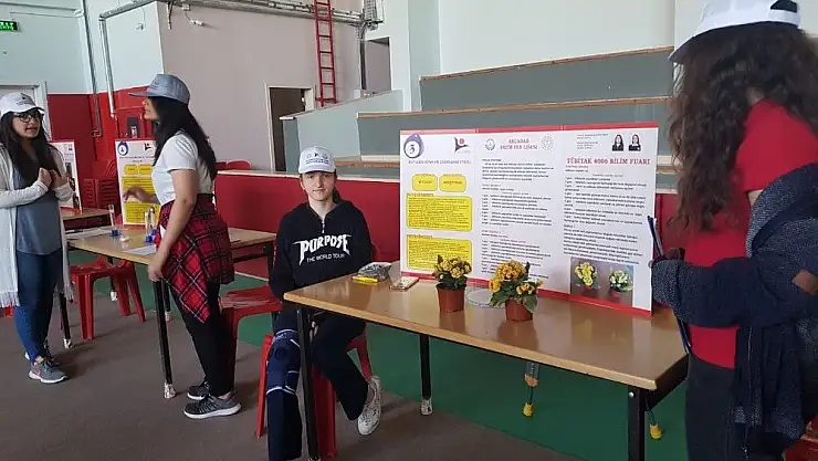 'Fatih Fen Lisesinde TÜBİTAK bilim fuarları kapsamında bilim şenliği düzenlendi'