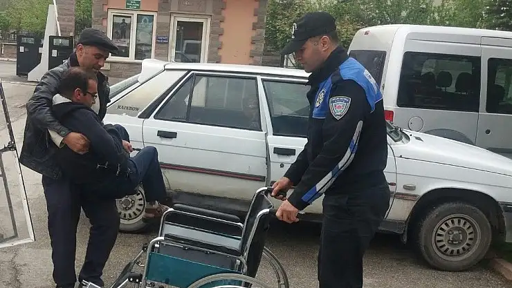 'Polisten engelli vatandaşa tekerlekli sandalye hediyesi'